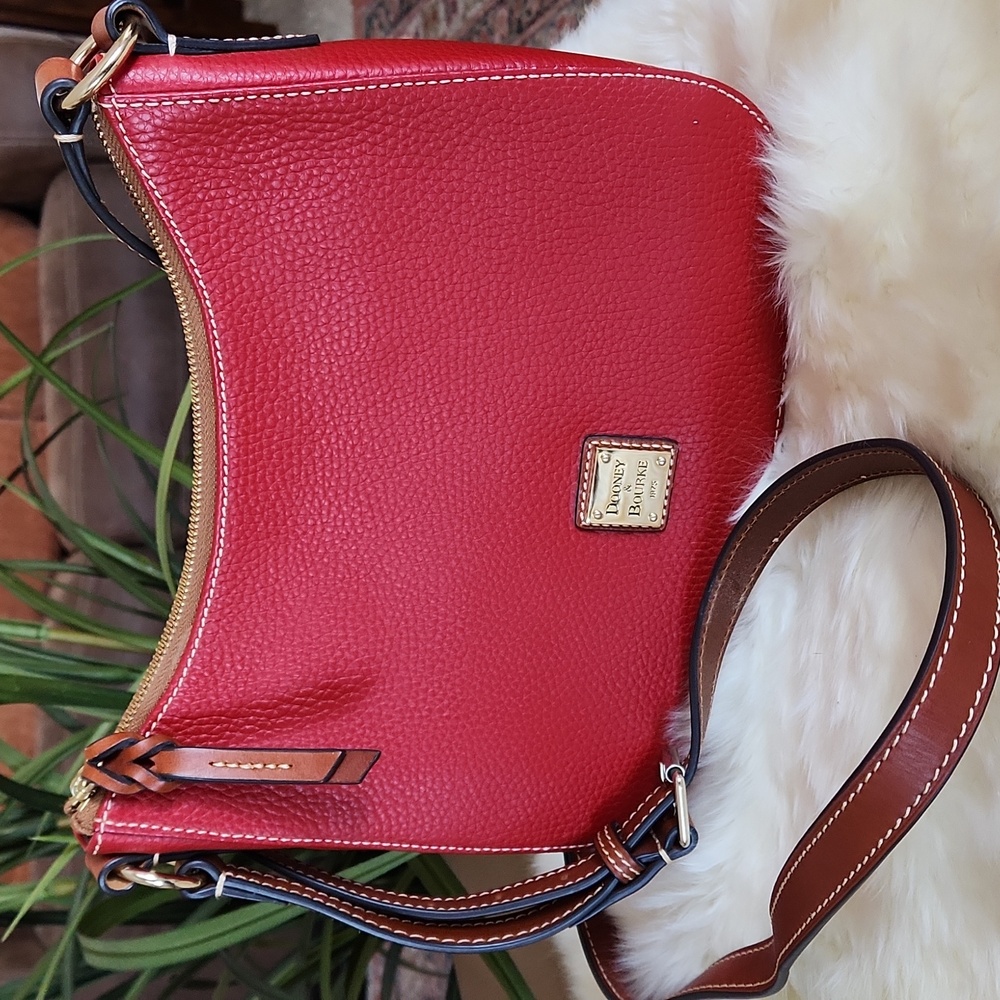 Beautiful Like New Dooney & Bourke Kiley Red Pebbled Leather Crossbody Bag ❤️💋